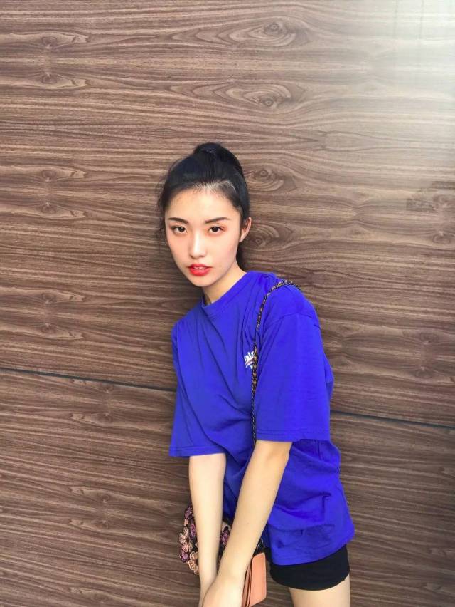 要推荐的这个网红女生叫做李成蹊(微博id 李成蹊,名字取的都格外有