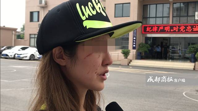 成都女主持自曝遛狗未拴牵引绳遭暴打,网友吵翻了!