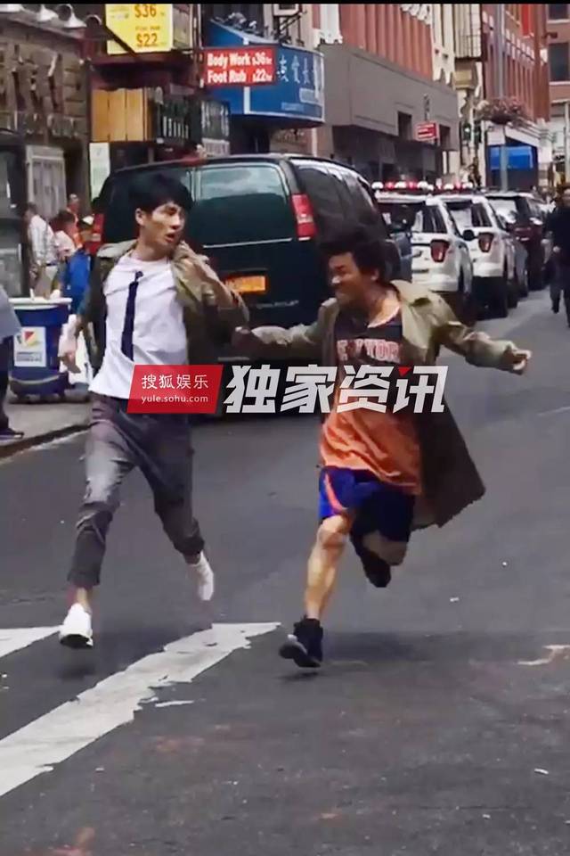 王宝强与刘昊然拼命奔跑,王宝强大送表情包.