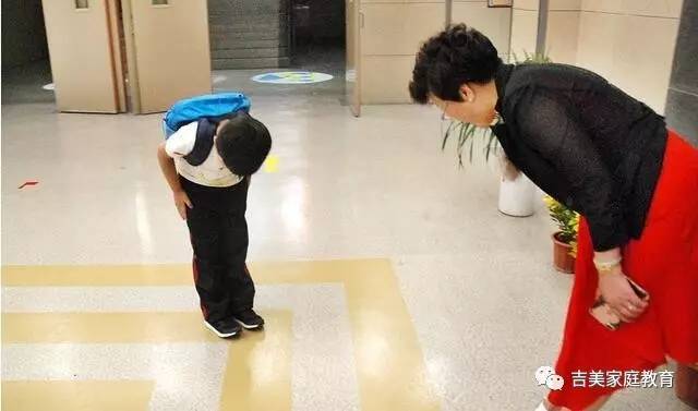 【教育】:老师集体给孩子鞠躬,真的是"作秀"?