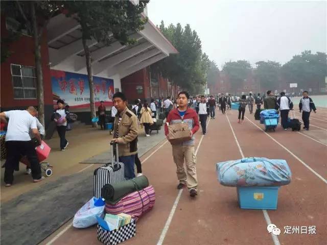 初中生大部分都是住宿的,在英才实验中学,启明中学,新华中学等地