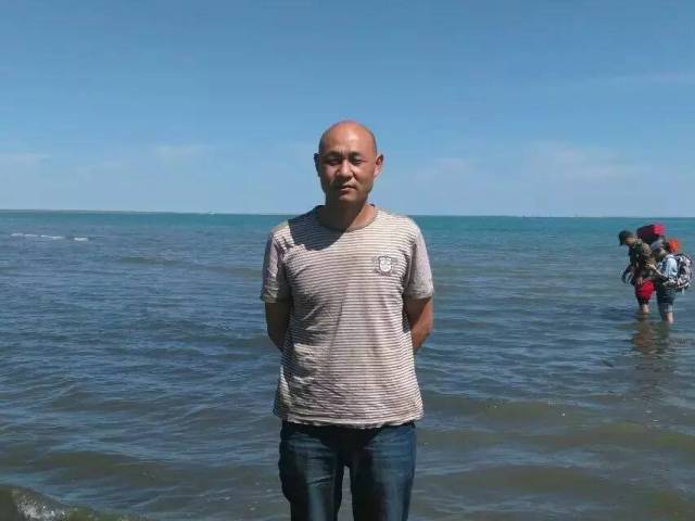 这光头男是不是社会小冰哥,与这卖馒头的光头男又是不是同一人呢?
