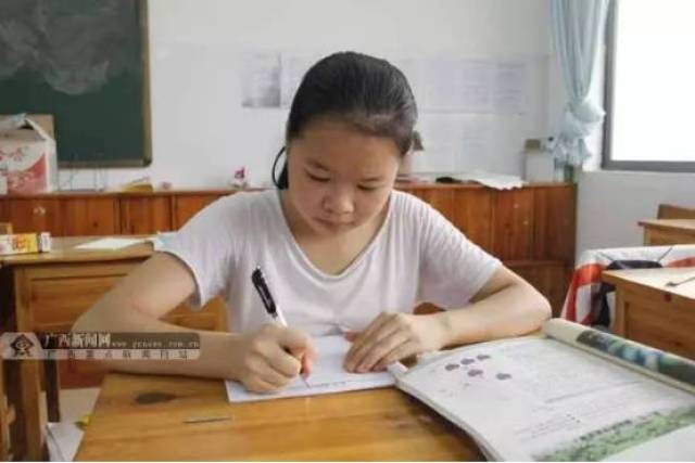 广西女孩推着瘫痪父亲上大学,华中师大免费提供一室一厅宿舍