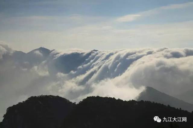 震撼!庐山瀑布云一泻千里,仙气十足美到窒息(附视频)