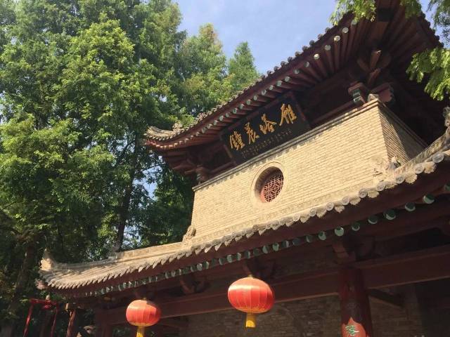 4 小雁塔和荐福寺钟楼内的古钟合称为"关中八景"之一的"雁塔晨钟",小