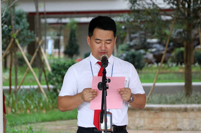 李晓俊校长助理宣读表彰决定
