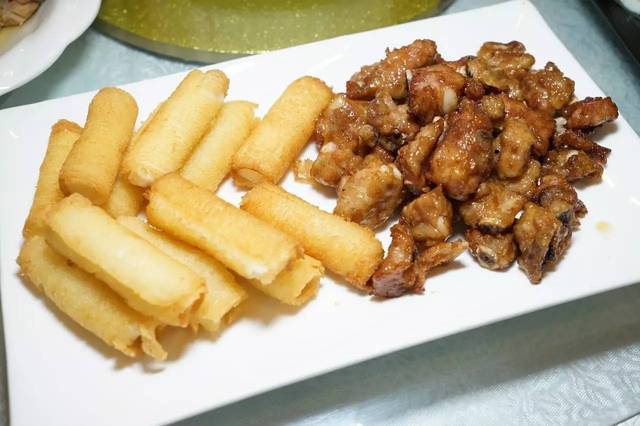 好味骨拼脆奶 好味骨&炸牛奶的 新潮的搭配,排骨肉质嫩滑, 很滋味