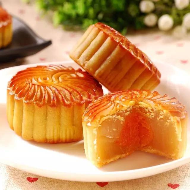 清香蛋黄莲蓉月饼