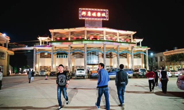 2015年12月,缅甸佤邦首府邦康一处赌场,赌客多是中国人.