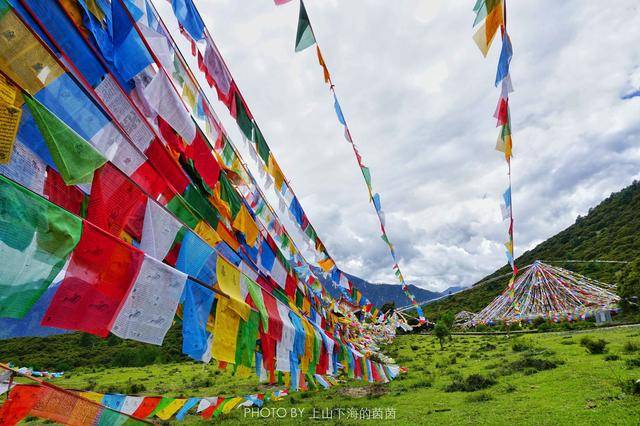 西藏林芝比日神山上不仅有五彩的经幡,更有中国第二大