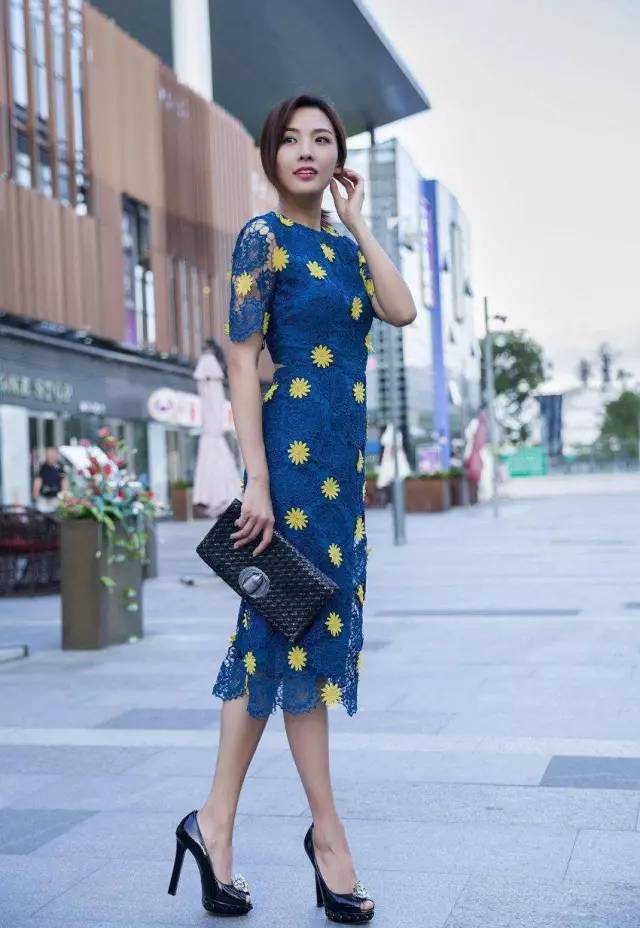十大经典街拍pose教你展现完美身材!