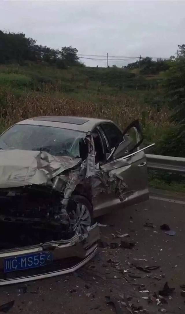 永安至自贡的郊区老路,一辆小车和郊外车发生严重车祸!
