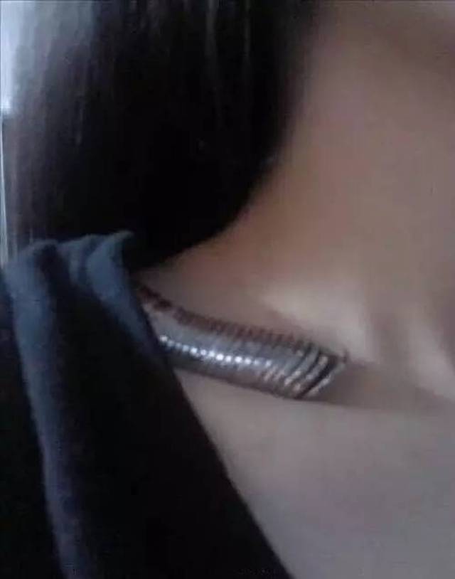 美女锁骨养金鱼.