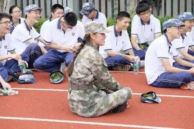 大学堂:温州二十二中军训不走寻常路--不但给新