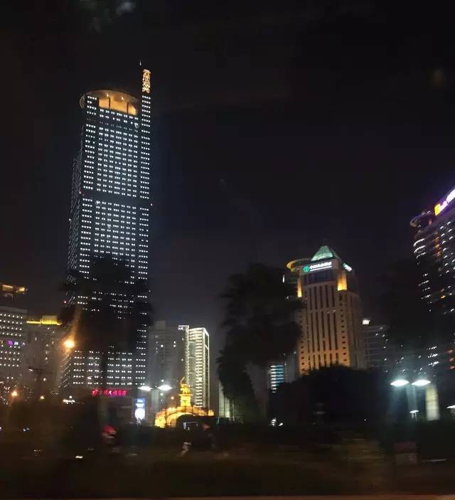 虽然南宁的高楼越来越多,但在夜色中的地王大厦依旧夺目