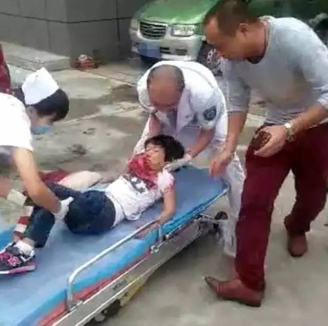 粗心爸爸开车碾死女儿,下车后直接崩溃了!