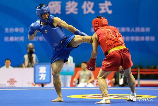 男子团体56kg级申国顺(蓝方)鞭腿击中对方