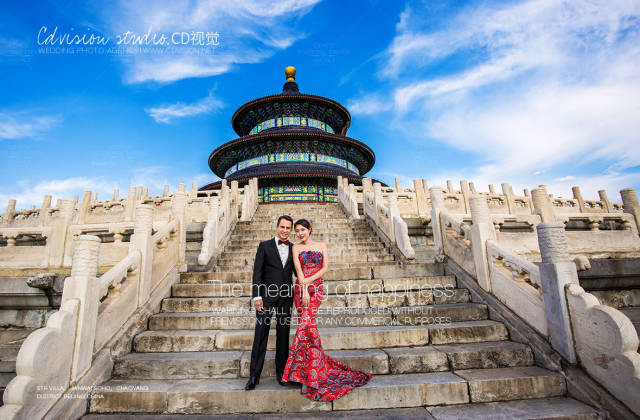 大气巍峨的天坛拍摄中国风婚纱照非常上镜.