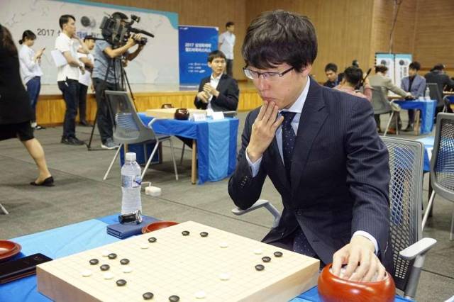 柯洁黑嘉嘉并肩下指导棋