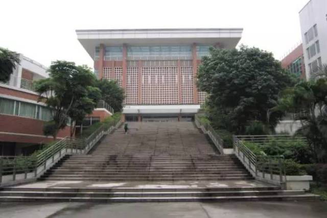 图书馆,是每所大学最吸引人的建筑之一.华农图书馆藏书874.
