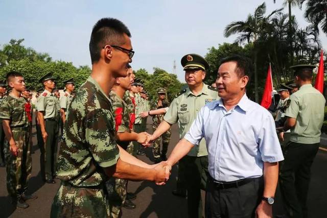 肖杰出席武警海南省总队欢送老兵退伍仪式希望老兵继续