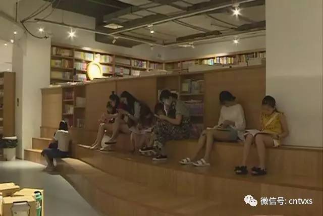 在书店左侧,有一片相对独立的读书雅座,读者可以点一杯清茶,捧一本
