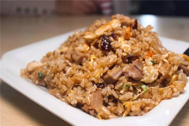 鸭肉炒饭也是龚师傅的拿手好戏,鸭肉选脯肉切成小块和现煮的米饭一起