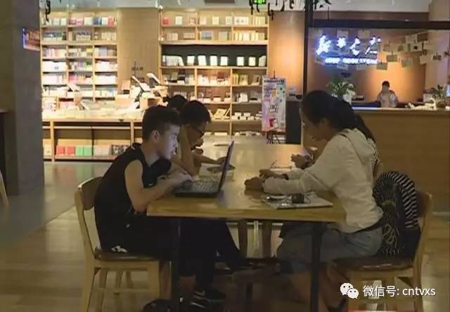 独立的咖啡雅座及文具区,配合各类丰富的书籍,组成了多元化的图书济