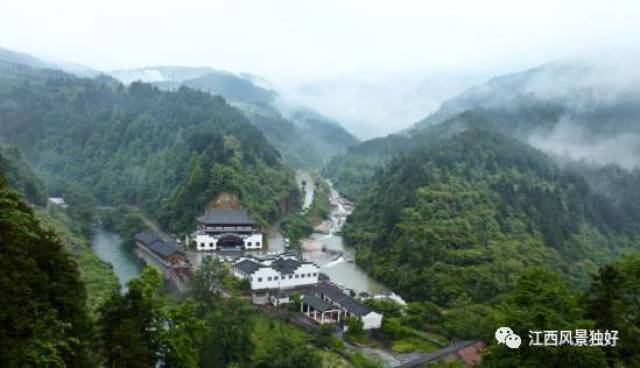 一个高山峡谷中,呈现着这样一种生活:沿山顶晓庄水库自上而下绵延8