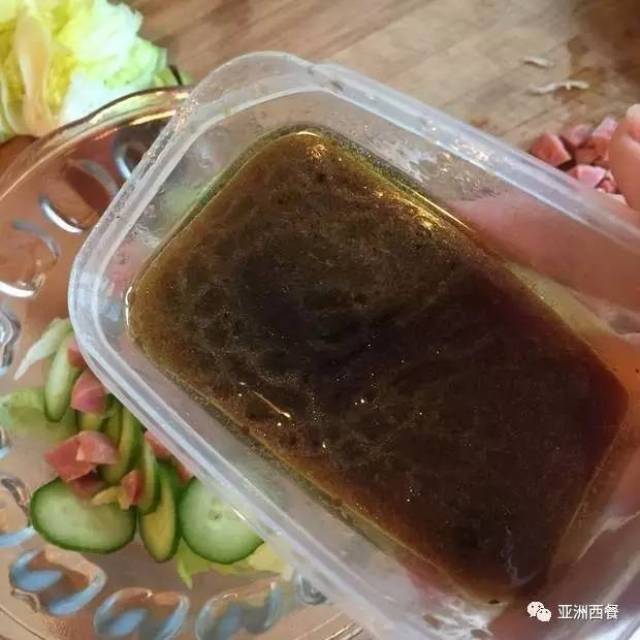 油醋汁(vinaigrette):用橄榄油,醋,盐和琢碎的葱头(shallot),胡椒