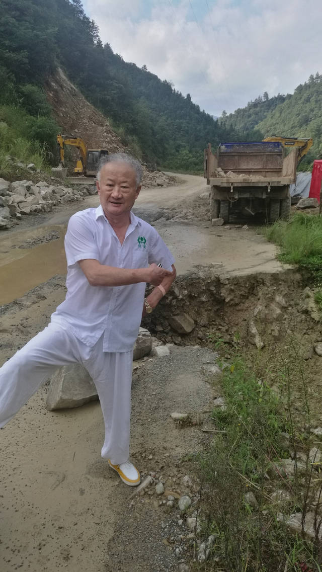 绿健乳业捐建贫困山区的第一所希望小学随着董事长陈正晖的揭牌,"绿健