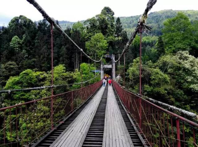 葛仙山风景区位于彭州市葛仙山镇,是龙门山脉的一段,海拔1300米左右