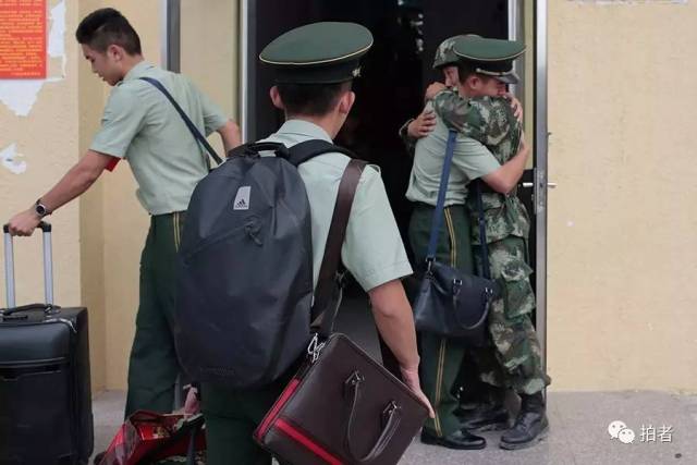 武警北京总队某部,背上包,拉着行李,退伍老兵们相继走出宿舍,一名