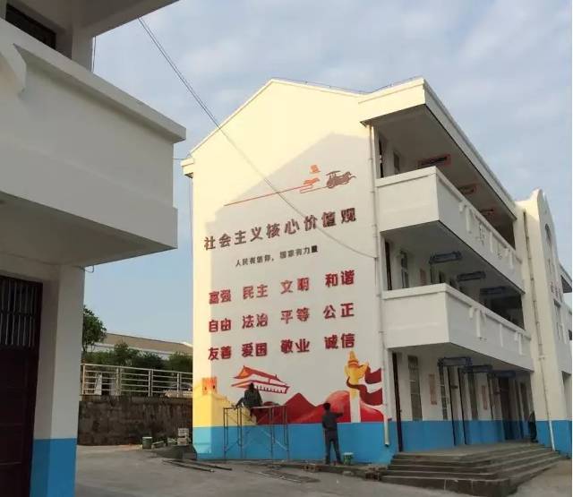 学校整面墙体的构造及色彩搭配充分体现学校学生积极向上,热情洋溢的