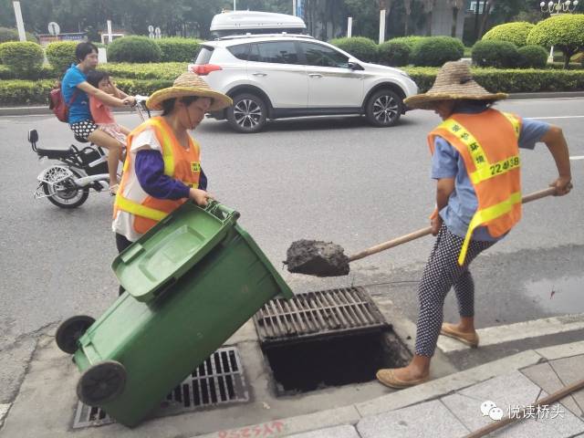 9月2日环卫工人清理下水道口