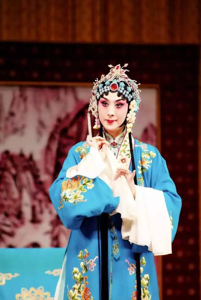 直播预告|始上新装,占尽风华——史依弘带您走进京剧《圣母院》响排