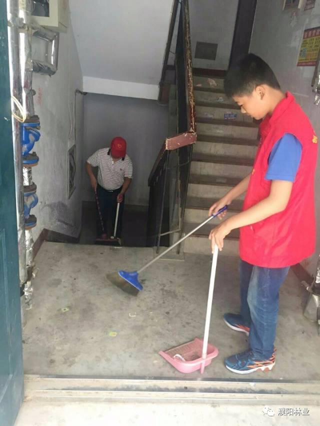 杨庆利,魏焕礼,刘爱庭自备工具清扫楼道,铲除小广告,清理小区卫生