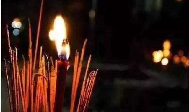 七月十五上坟扫墓,祭拜祖先.