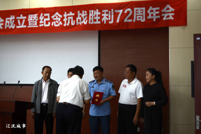 党支部书记,沈阳军区空军副司令吕黎平将军的儿子吕向群颁发了聘书