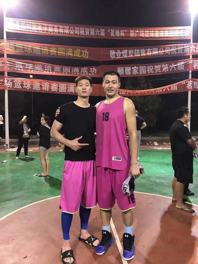 张西保(右) player 于洋 前锋 身高201cm,体重95kg的于洋可以为