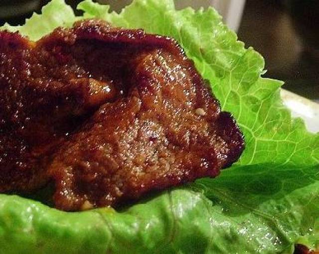 烤肉卷上生菜,蘸上酱料,吃上一口,完美