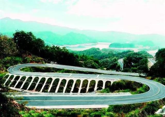 再来说说,咱们湖北倾力打造的四大特色旅游公路,美如仙境,吸引了一大