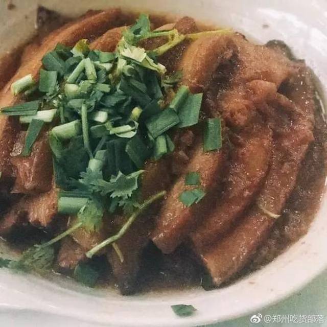 中午的"大餐"最重头的便是一个个扣碗,焖子,小酥肉,腐