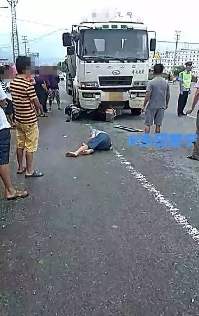 远离大货车!普宁大道发生惨烈车祸,男子头破血流现场血迹斑斑