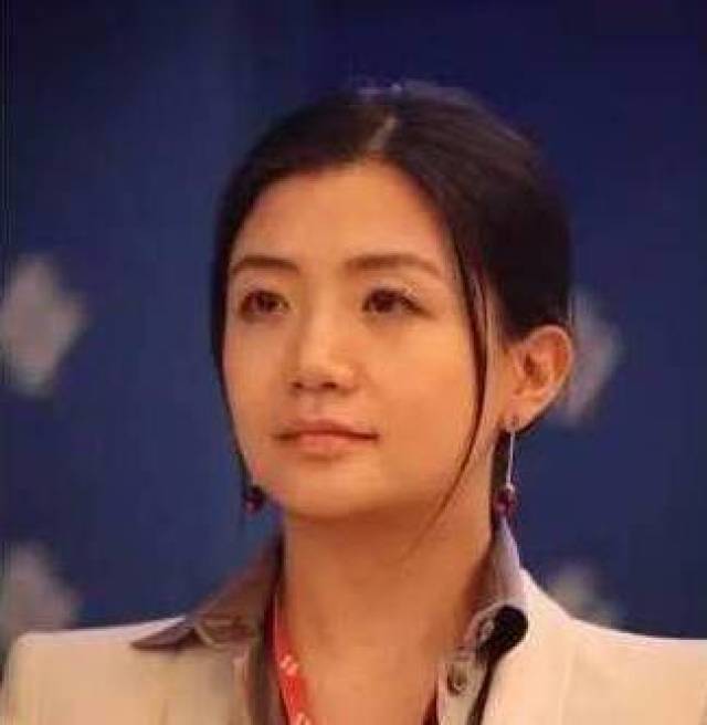 在开拓中国业务的时候,李颖认识了当时ut斯达康的老板周尚宁.