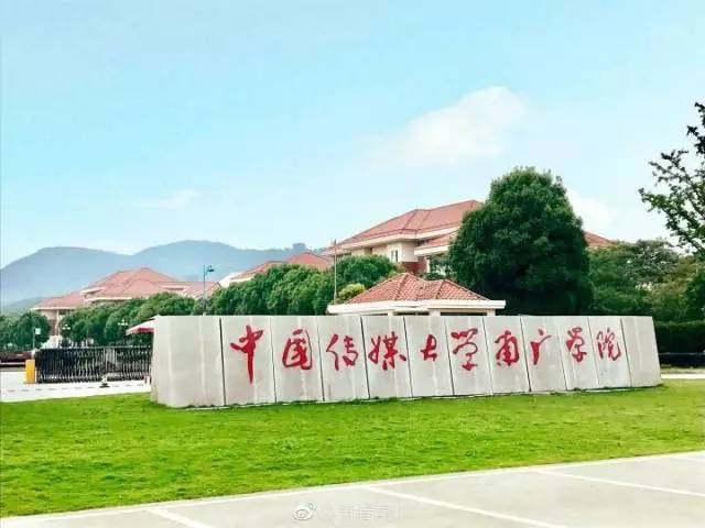 其隔着五百万草坪,与图书馆遥相呼应.从上空俯视,对称之美尽收眼底.
