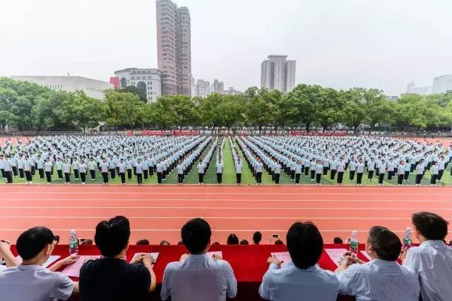 在庄严的国歌声中,全体肃立,行注目礼,旗手迈着正步,缓缓走过主席台
