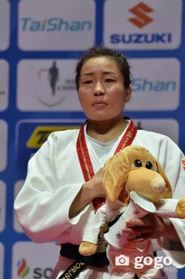 当蒙古国歌响起的那一刻,她已泪流满面