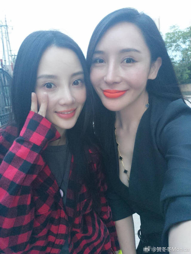 李小璐与闺蜜聚会开心合影 妈妈出镜气质优雅