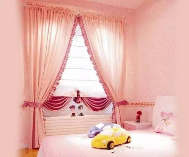 请点击输入图片描述 2,粉色:淡粉色的卧室窗帘让居室充满公主范儿,粉